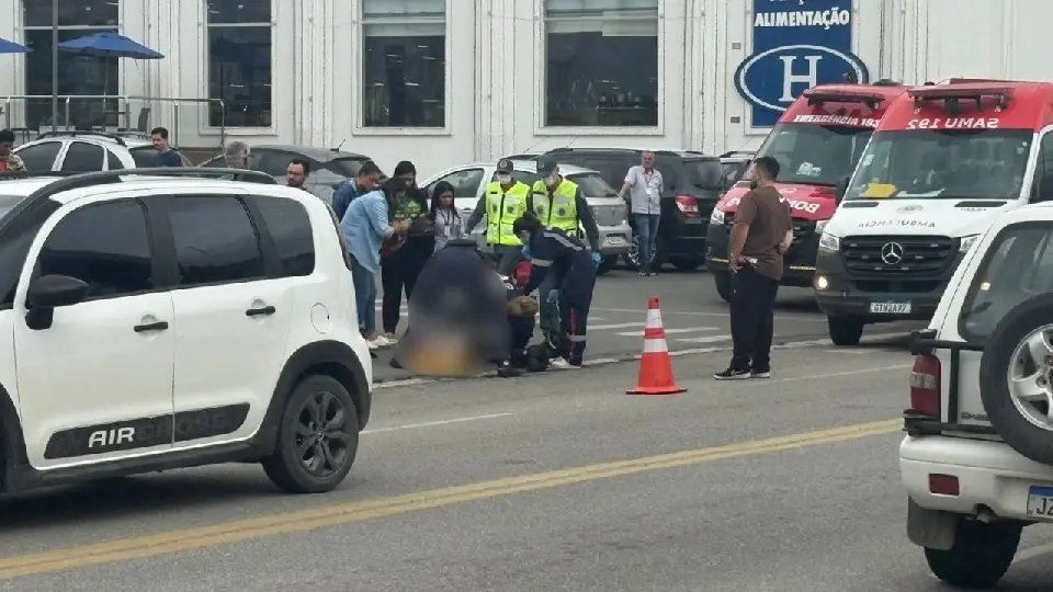 (VÍDEO) Motociclista fica ferido após acidente na frente à Havan