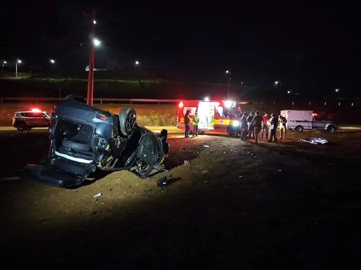 Homem morre após carro capotar e ser arremessado para fora