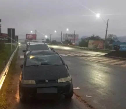 Carro bate contra mureta na rodovia Antônio Heil