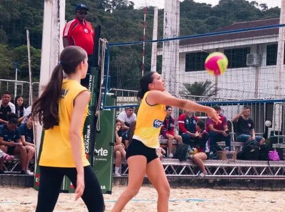 Olesc 2025: Brusque debuta com vitória no vôlei de praia feminino