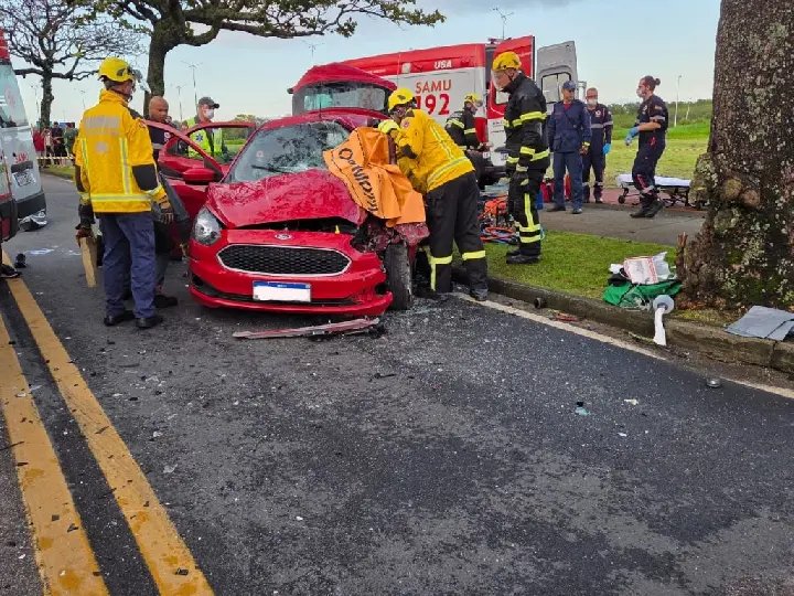 Colisão fatal entre ônibus e carro deixa feridos e mortos