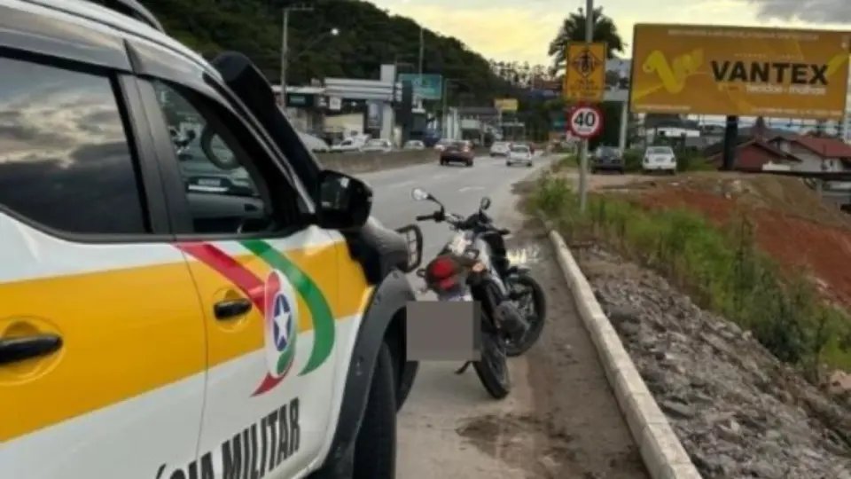 Perseguição pela Antônio Heil termina com dois no chão e moto no pátio