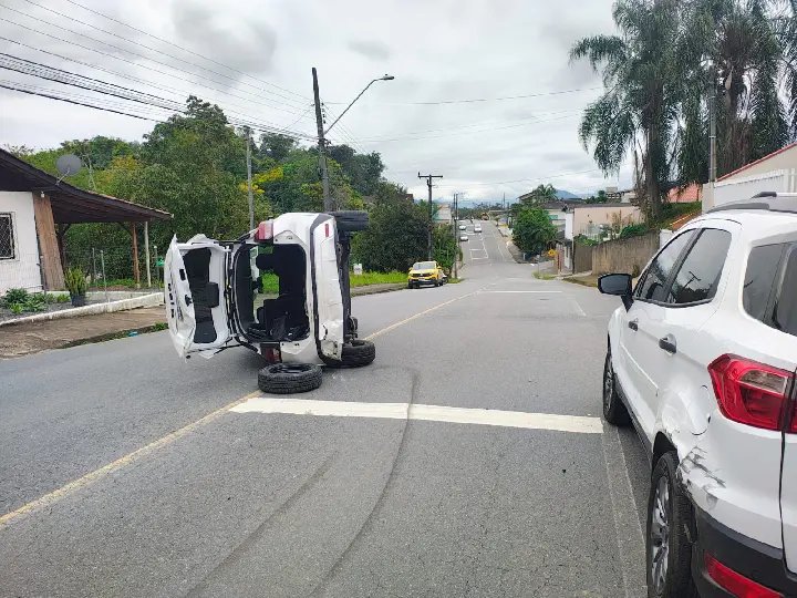 Carro tomba após colisão com veículo estacionado