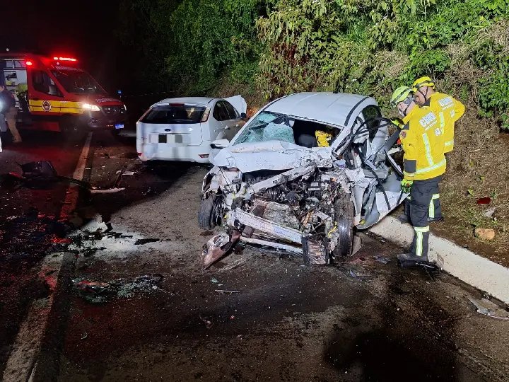 Homem sofre ferimentos graves após atingir caminhão-guincho