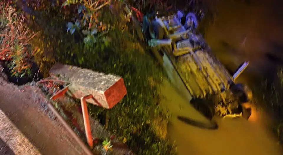 Policial entra em rio e resgata motorista preso após carro cair de ponte