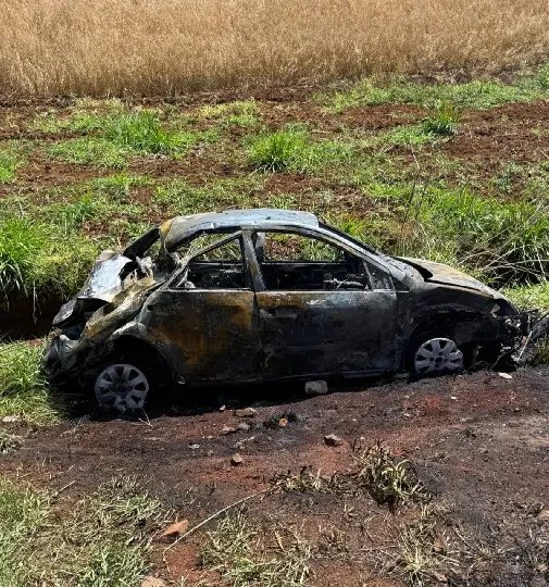 Duas pessoas morrem após carro capotar e pegar fogo