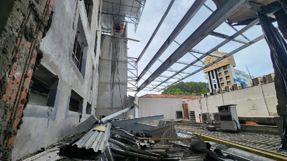 Bombeiros atualizam caso de queda de estrutura que matou trabalhador