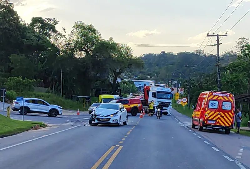 Colisão entre dois carros deixa homem ferido na Ivo Silveira 