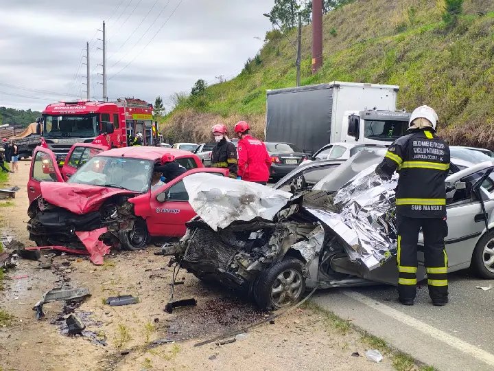 Colisão termina com idoso morto e outro homem preso nas ferragens