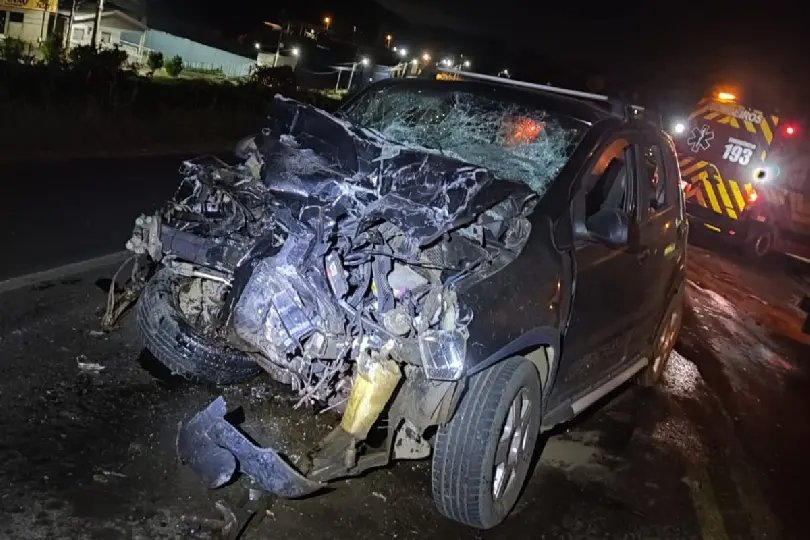 Colisão entre carreta bitrem e carro mata homem de 53 anos