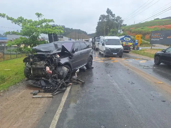 (VÍDEO) Colisão traseira é registrada na Ivo Silveira em Brusque