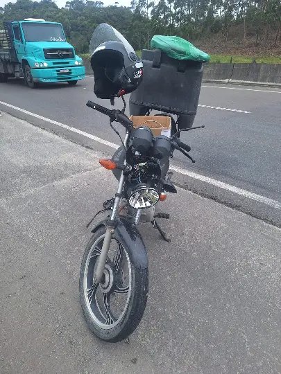 Motociclista dorme ao guidão e bate contra guard rail na Antônio Heil