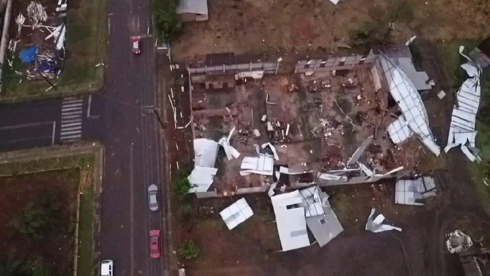 Vendaval causa estragos em município do Oeste de SC e deixa rastro de destruição 