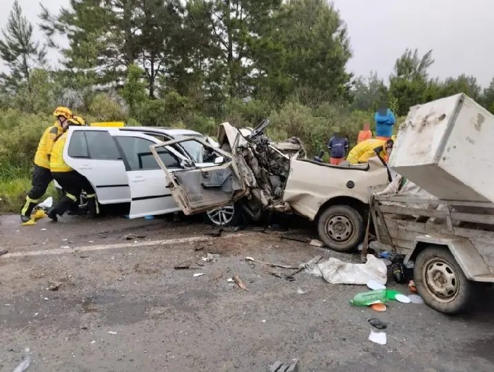 Grave acidente destrói carros e deixa três feridos na BR-470