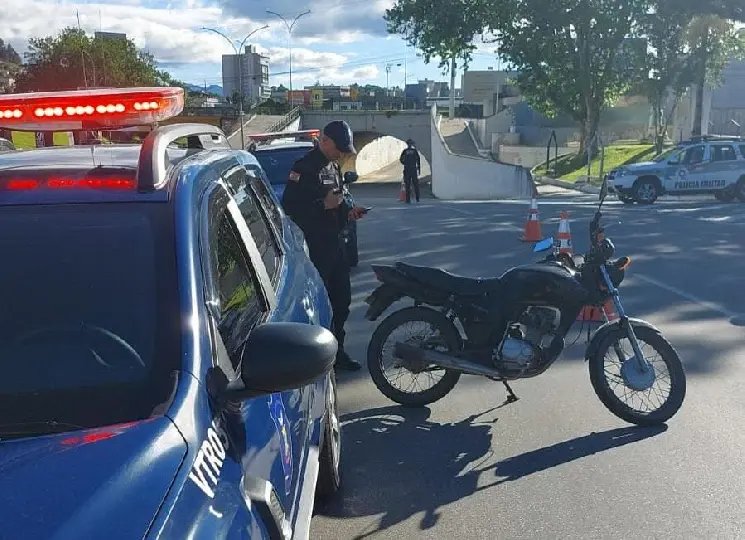 Operação da GTB e PM remove quatro veículos ao pátio e intercepta moto com quase R$ 7 mil em débitos 