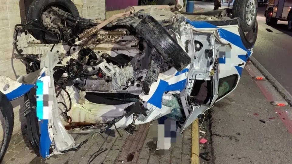 Acidente violento destrói carro na avenida