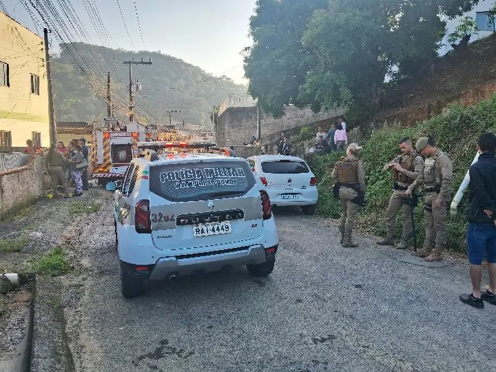 (VIDEO) Suspeito de provocar incêndio criminoso é detido após destruição de casa no bairro Steffen 
