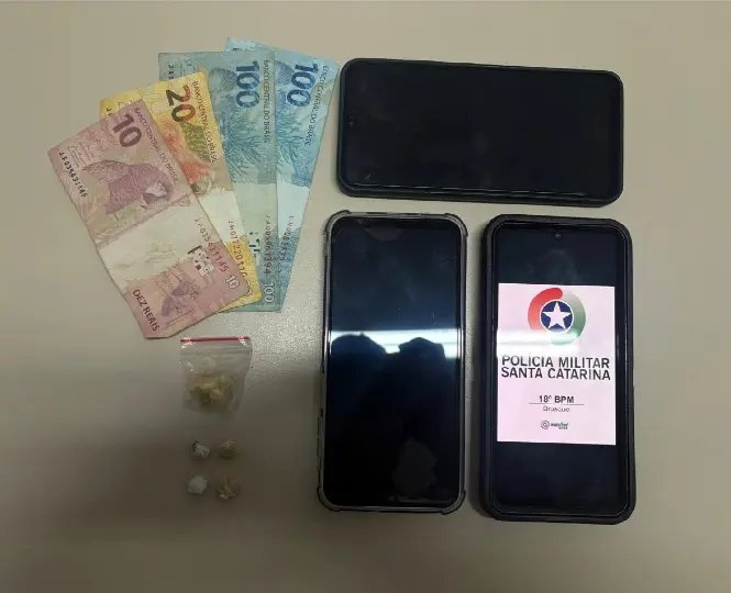 Tráfico de drogas resulta em prisão e apreensão no bairro Azambuja