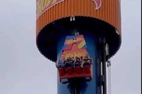 Família fica presa a mais de 100 metros de altura em brinquedo do Beto Carrero World
