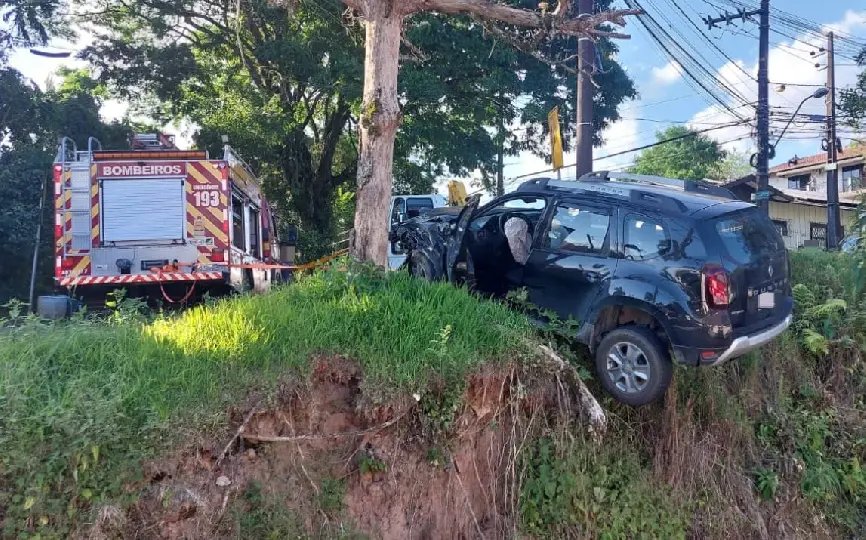 Carro fica pendurado na ribanceira após colisão com caminhão