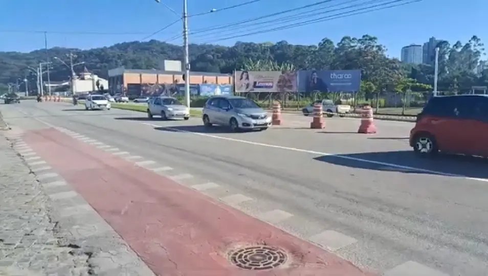 (VIDEO) Mudanças no trânsito da Rua Hugo Schlosser geram atenção dos motoristas
