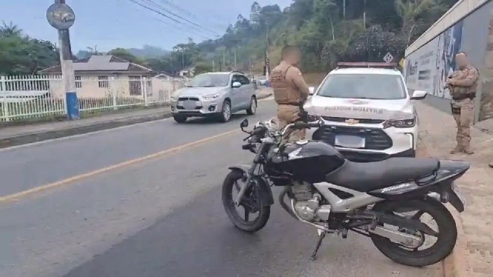 (VÍDEO) Moto e caminhão se envolvem em acidente na Rua dos Imigrantes