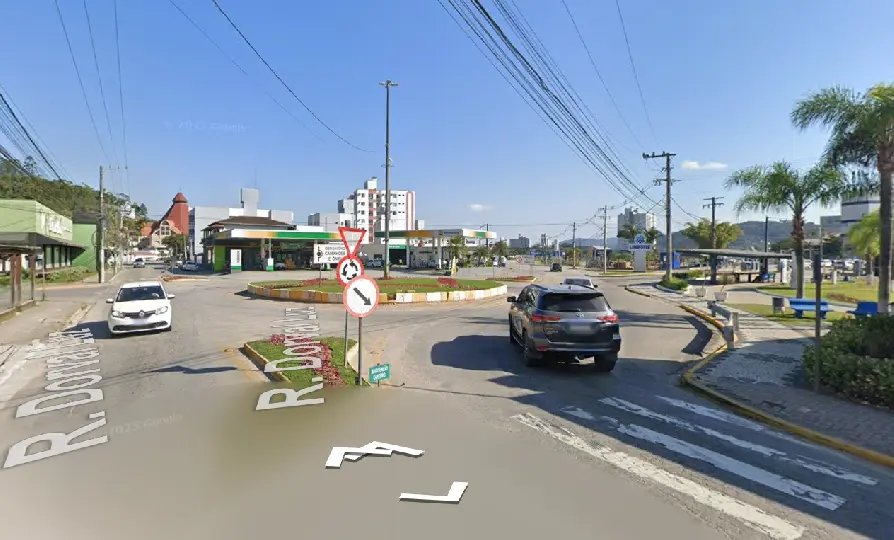 Jovem cai de moto ao passar em área de obra no Santa Terezinha