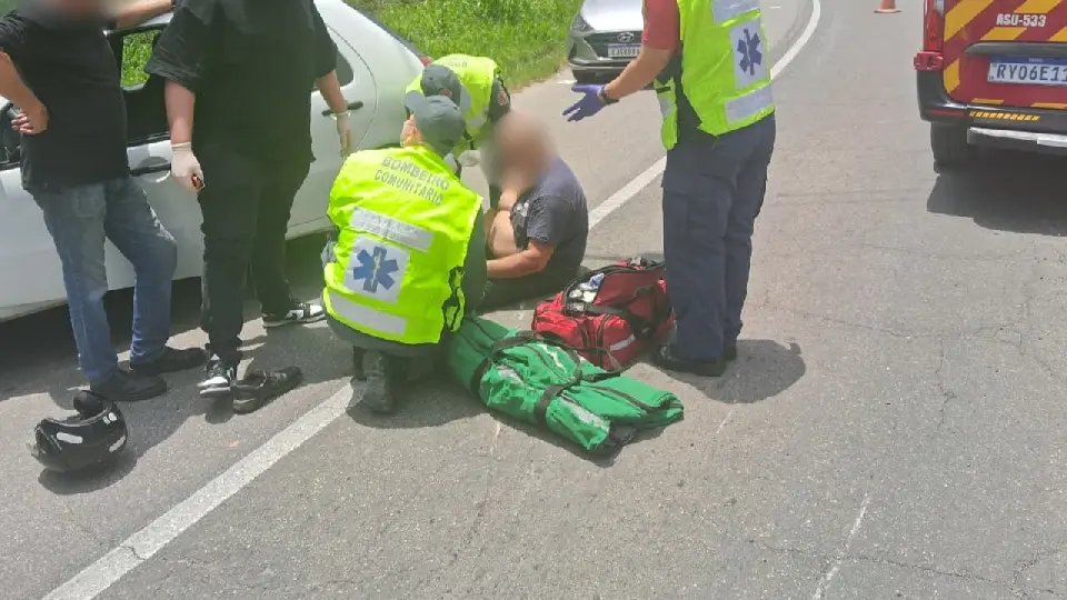 (VÍDEO) Motociclista fica ferido após colisão na Antônio Heil