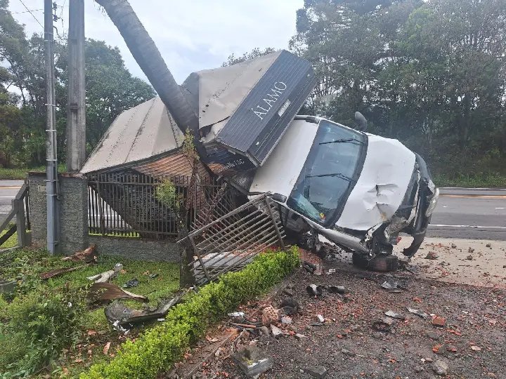 Jovem morre após veículo sair da pista e bater em árvore