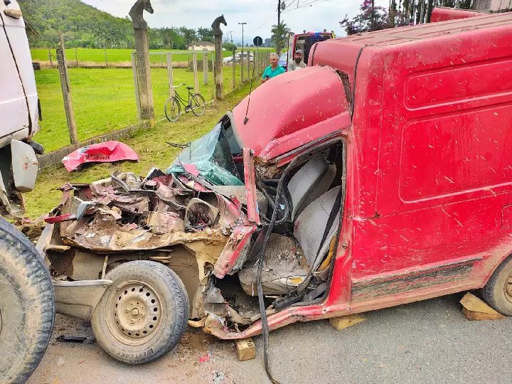 Motorista fica preso às ferragens após veículo ser esmagado por caminhão
