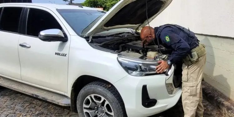 PRF prende motorista com Hilux clonada e motor de veículo furtado