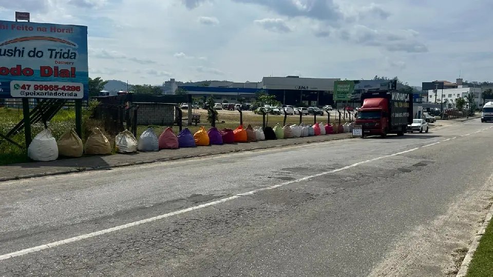 (ÁUDIO) Após reclamações, Prefeitura de Brusque remove comércio irregular de móveis em áreas públicas