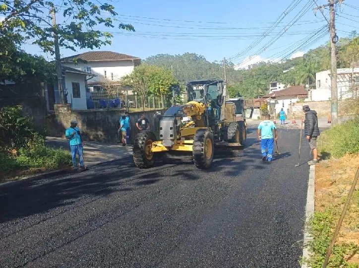 Via com mais de 600 metros é recapeada e recebe nova drenagem