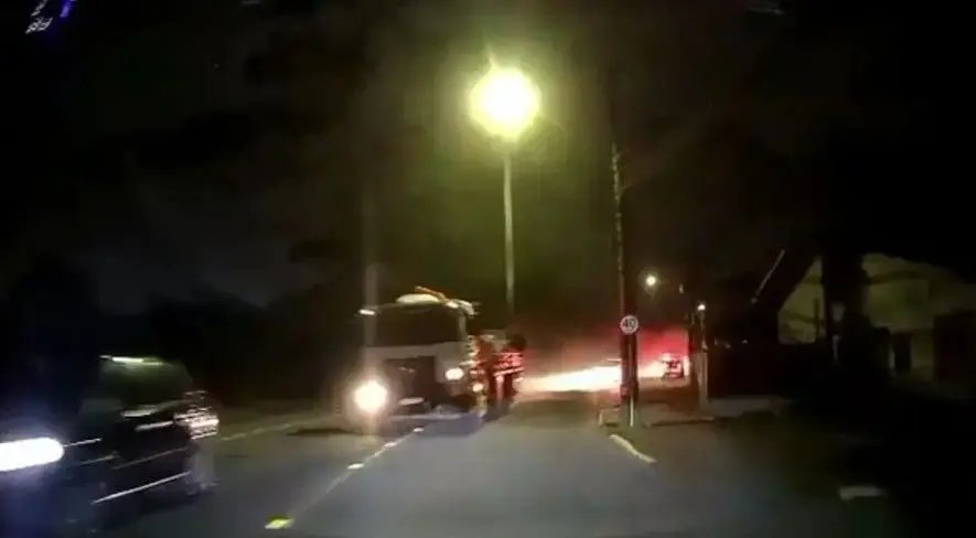 Perseguição policial a caminhão roubado termina com três presos