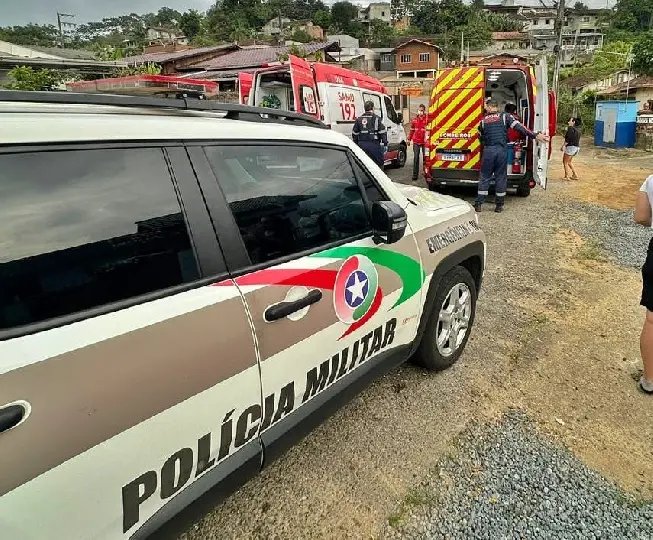Homem é esfaqueado durante briga familiar e irmão é preso