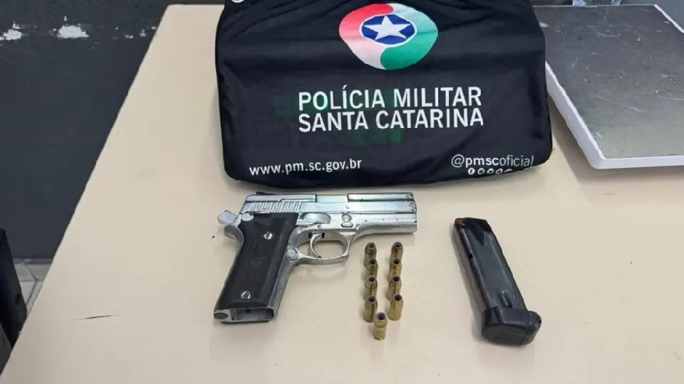 Suspeito esconde arma prateada em fritadeira e acaba preso