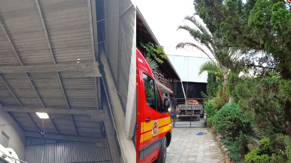 Trabalhador morre após queda de 9 metros durante serviço em telhado