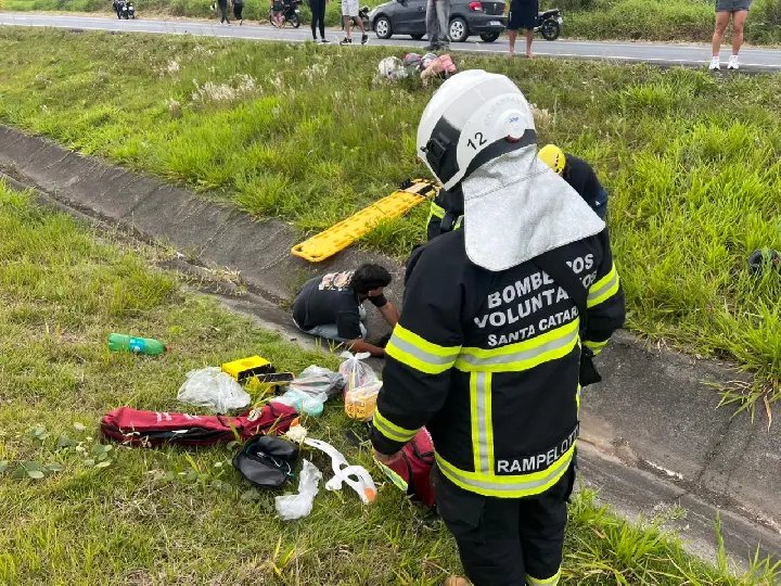 Queda violenta de moto deixa casal ferido na BR-470