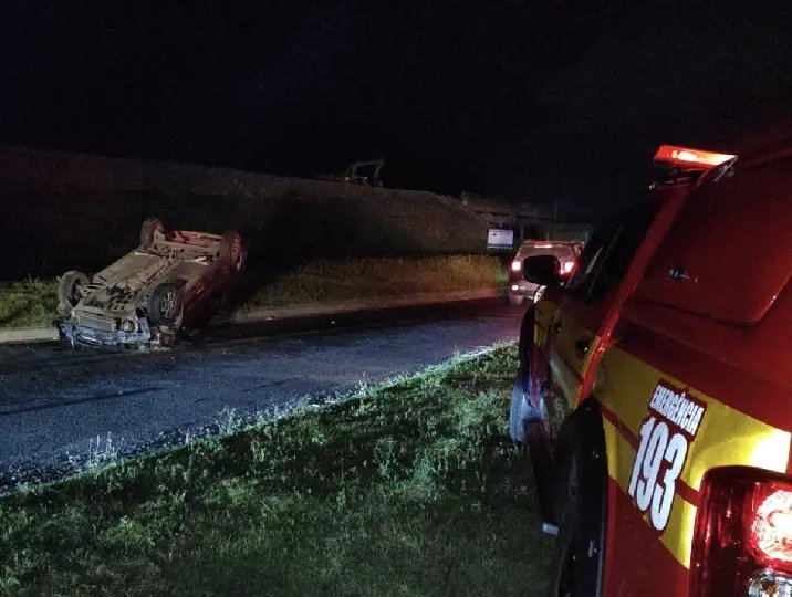 Motorista fica ferido após capotamento na noite deste sábado