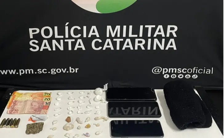 PM prende dois homens por tráfico e encontra mulher ferida dentro de residência 