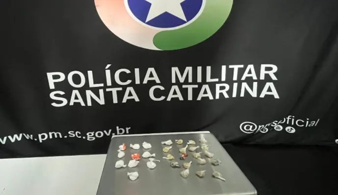 Jovem é preso por tráfico após tentar dispensar drogas ao ver a PM no Azambuja 