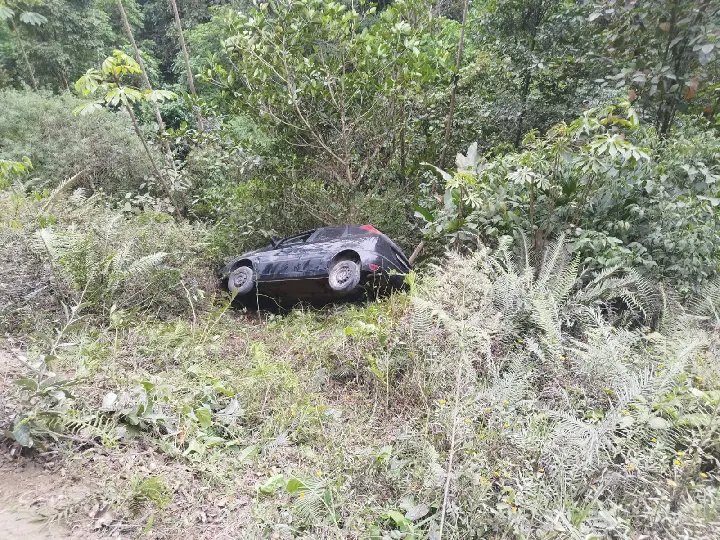 Carro cai em ribanceira e deixa uma mulher ferida em Botuverá