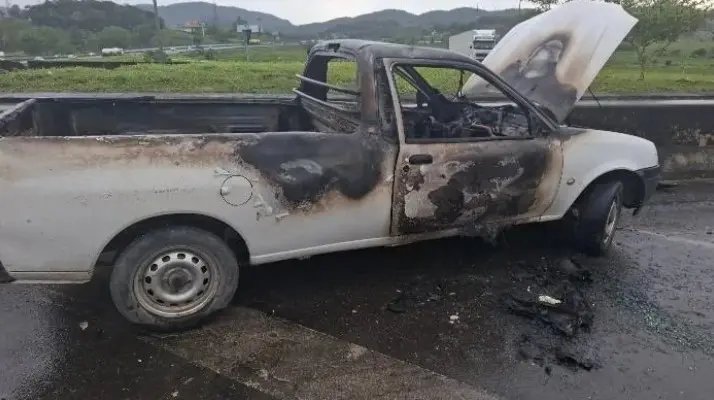 Corpo é encontrado carbonizado dentro de carro incendiado na BR-101