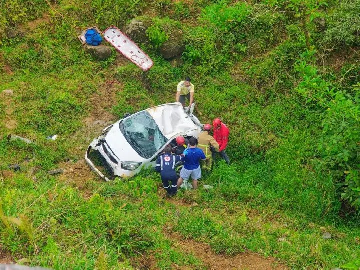 Motorista fica ferida após carro cair em ribanceira de 25 metros