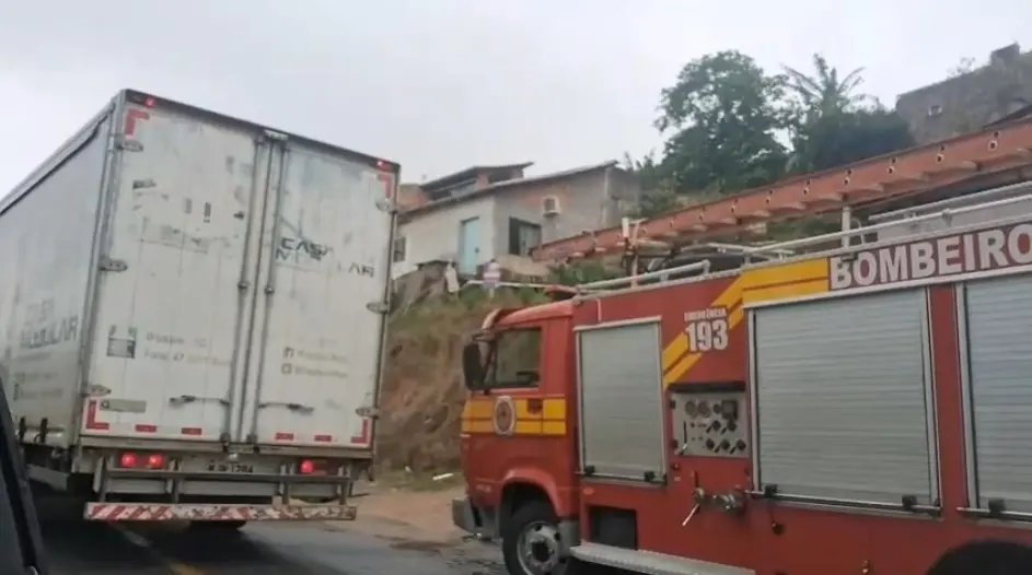 (VÍDEO) Suspeita de fogo dentro do latão de lixo mobiliza bombeiros ao Planalto