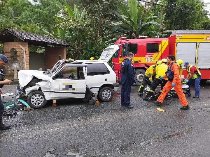 Motorista fica preso às ferragens após acidente entre veículos
