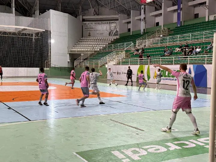 Semifinais definem os finalistas do futsal em Brusque