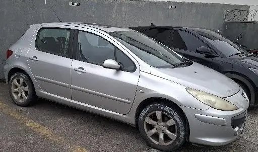 Após consertar carro abandonado, homem se dá mal e vai preso