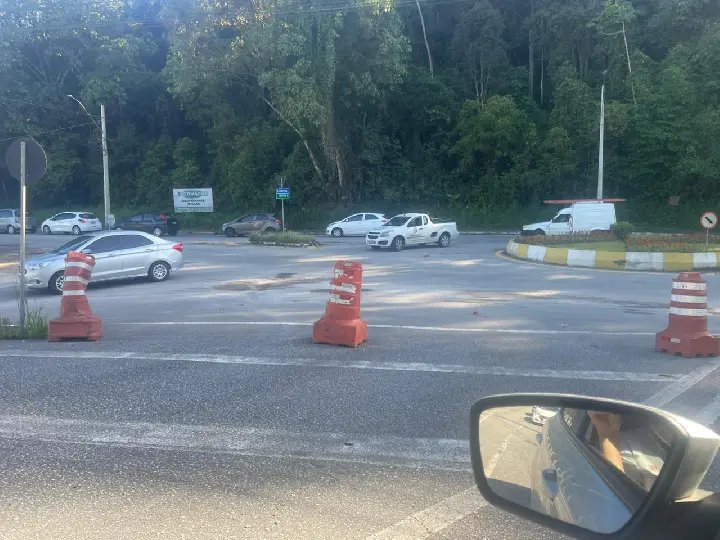 (VÍDEO) Motoristas ignoram sinalização e causam transtornos na rua Nova Trento