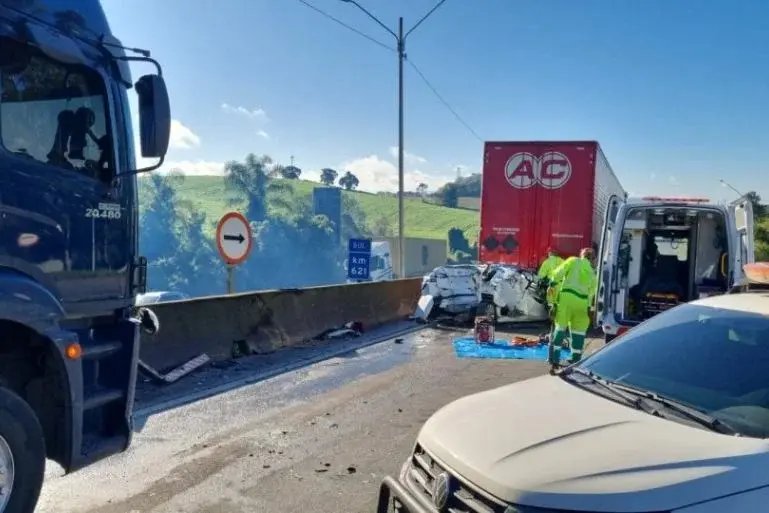 Carro fica esmagado entre carretas e três pessoas morrem